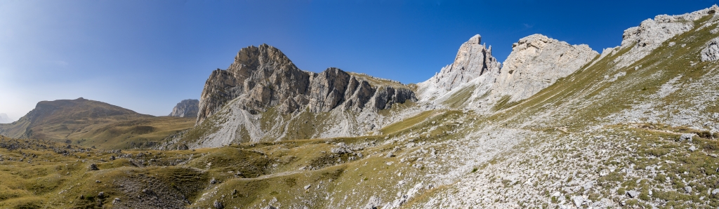 Bei zunehmendem Saharastaub in der Luft ergibt sich an der Südseite der Gebirgsgruppe Croda da Lago ein Blick auf Monte Mondeval (2455m), Spiz de Mondeval (2604m) und den Cima Ambrizzola (2715m), Dolomiten, Südtirol, September 2023.